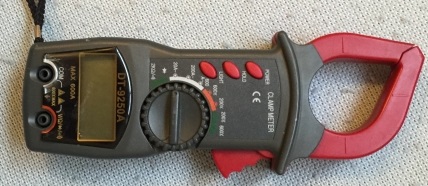 クランプメーター。電線を挟んで電流を測る